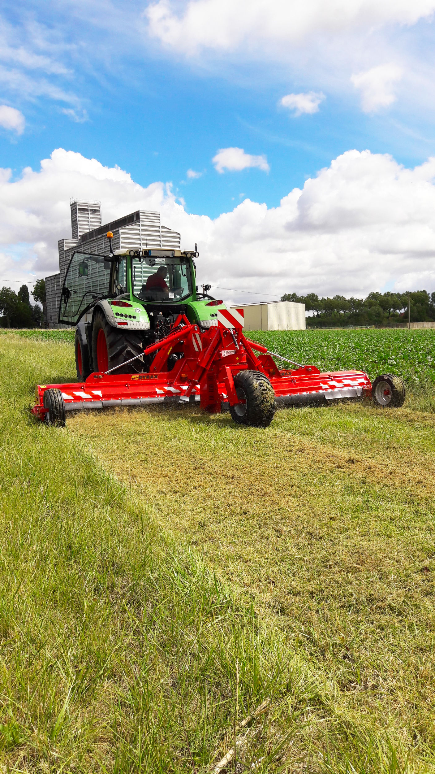 Broyeur repliable GYRAX BHR au travail sur résidus de récolte, grande largeur pour fort débit de chantier