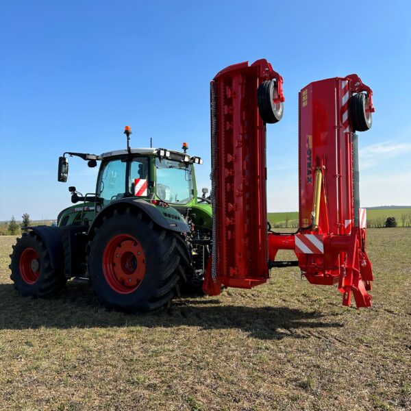 Broyeur horizontal porté repliable GYRAX BHR en position transport, largeur compacte inférieure à 2 mètres