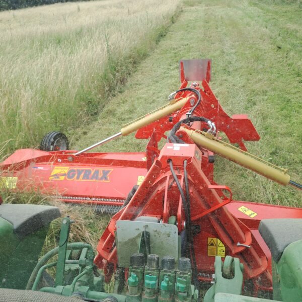 Broyeur BHR au travail, vu de la cabine tracteur