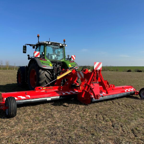 Vue arrière du broyeur GYRAX BHR montrant le rouleau palpeur et le suivi de terrain sur grande parcelle