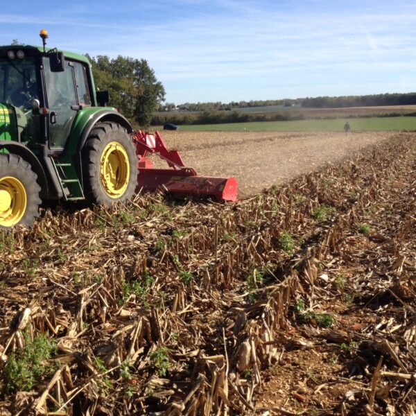 Broyeur horizontal repliable GYRAX BHR attelé à un tracteur agricole en conditions réelles d’utilisation