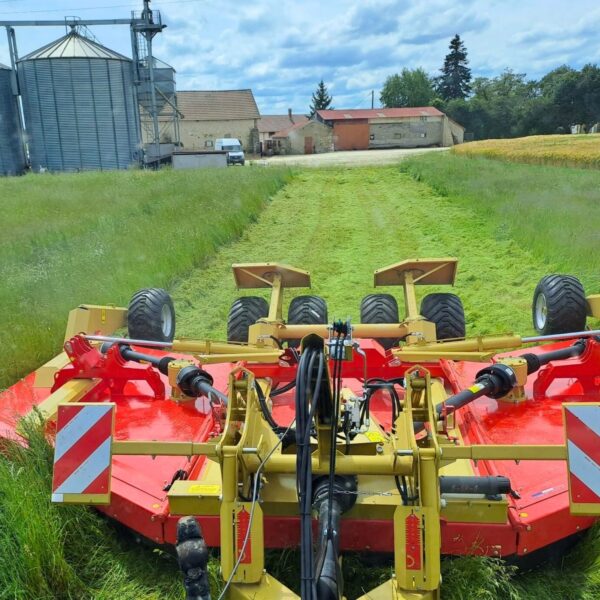 Broyeur multirotors repliable Gyrax en fonctionnement sur jachère avec répartition homogène des résidus
