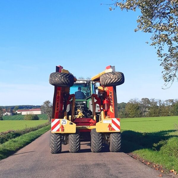 Broyeur agricole repliable Gyrax série G en position transport avec largeur réduite pour circulation routière
