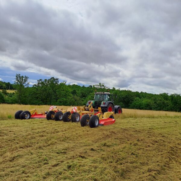 Broyeur multirotors repliable grande largeur Gyrax série G en position travail sur résidus de récolte