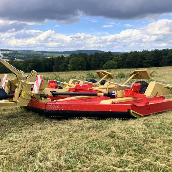 Broyeur multirotors repliable Gyrax avec éléments flottants assurant le suivi du sol sur grande largeur