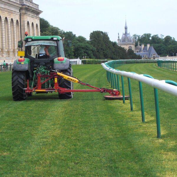 Broyeur sous clôture GYRAX BSC en travail sous clôture et au pied de barrieres.