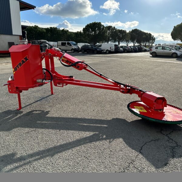 Broyeur sous cloture Gyrax, déplié au sol.