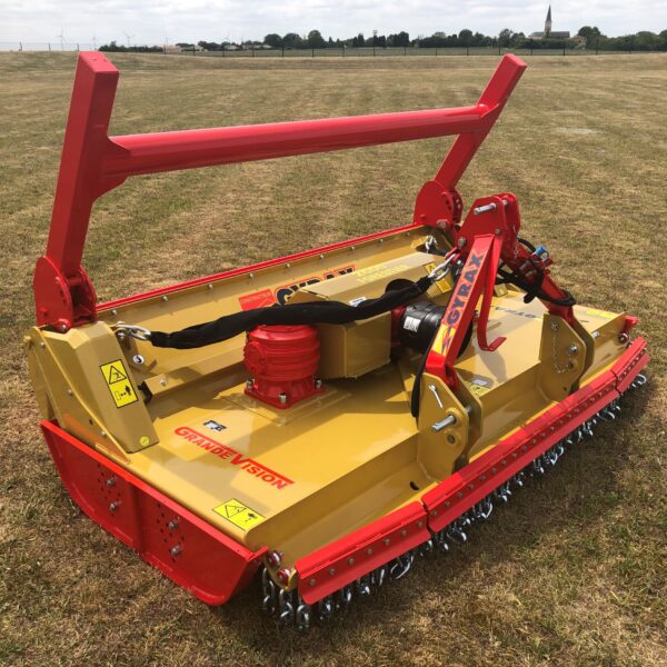 Broyeur Forestier de la gamme Grande vision Gyrax, posé dans un champs vu de 3/4 avant