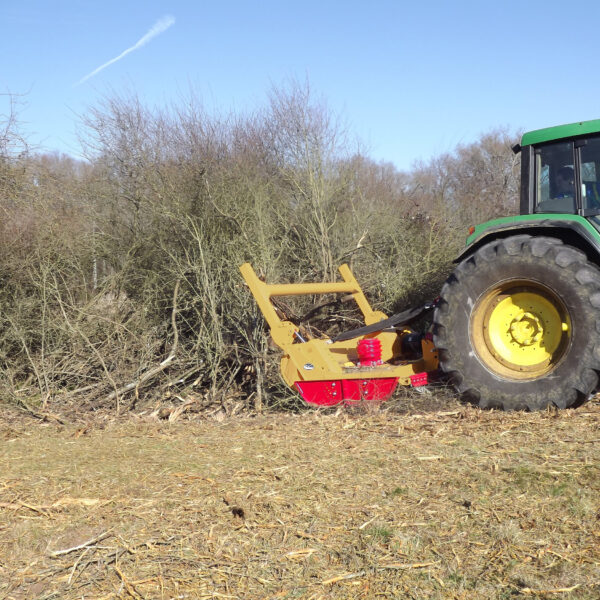 Broyeur forestier Grande Vision GYRAX attelé à un tracteur, usage intensif
