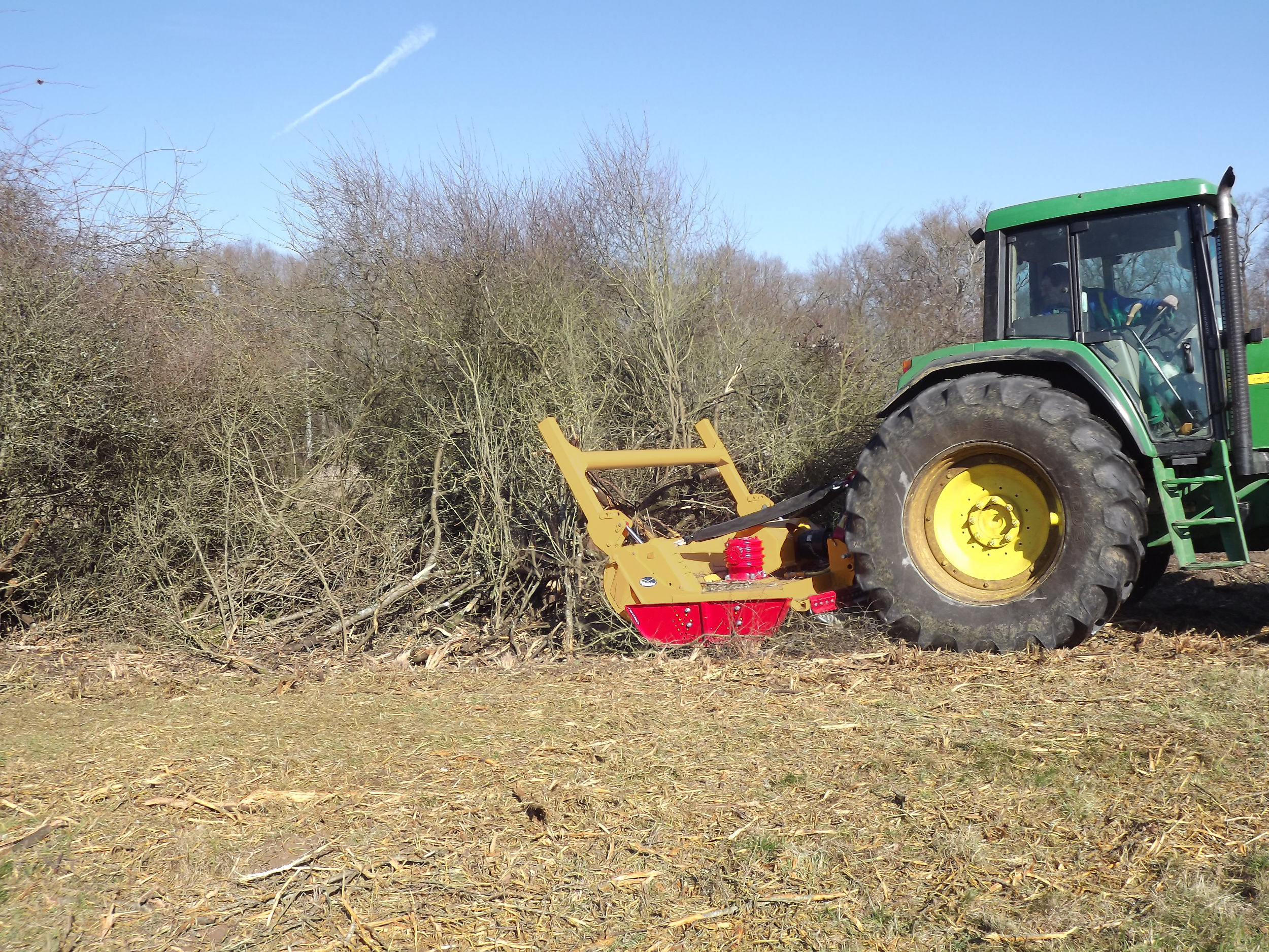 Broyeur forestier Grande Vision GYRAX attelé à un tracteur, usage intensif