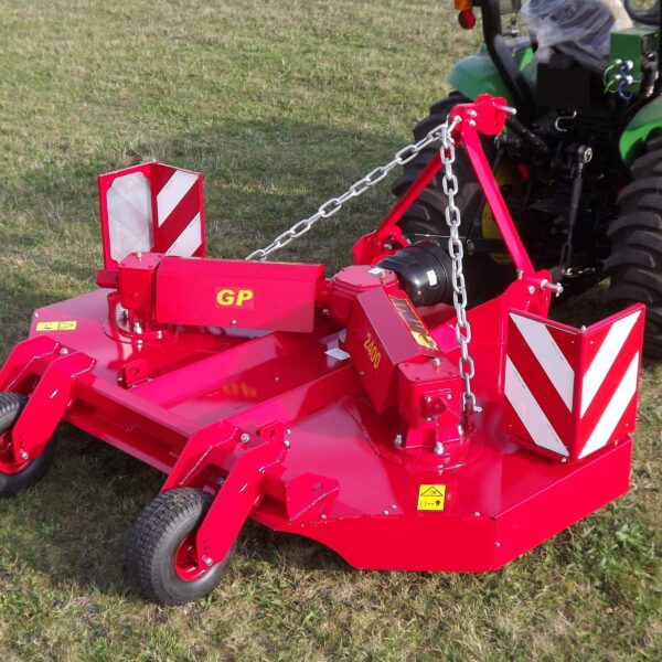 Broyeur prairie porté GYRAX GP 2800 en travail dans une prairie, équipé de 3 rotors à lames aspirantes pour l’entretien des refus de pâturage