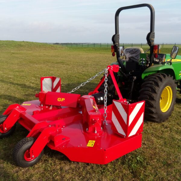 Broyeur de prairie GYRAX GP attelé au tracteur, largeur de travail 3,40 m, conçu pour l’entretien régulier des pâtures et vergers