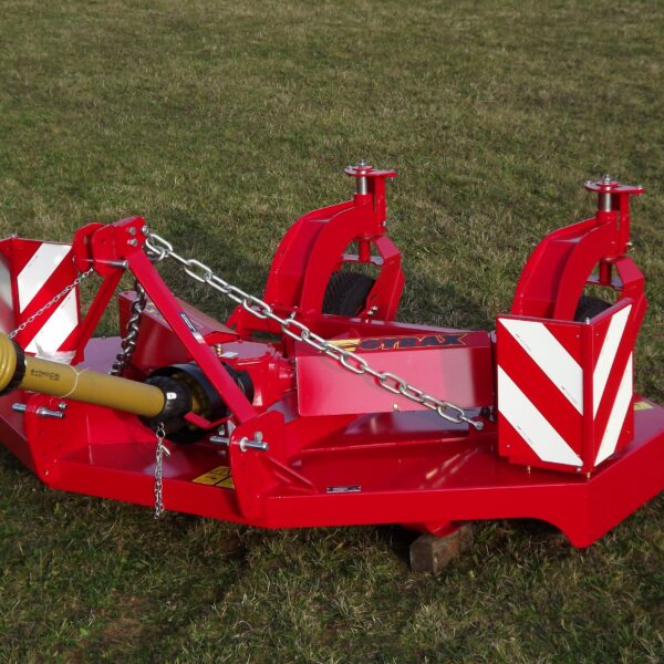 Vue d’ensemble du broyeur prairie GYRAX GP 2400, machine agricole dédiée au broyage des refus de pâturage et à l’entretien des prairies