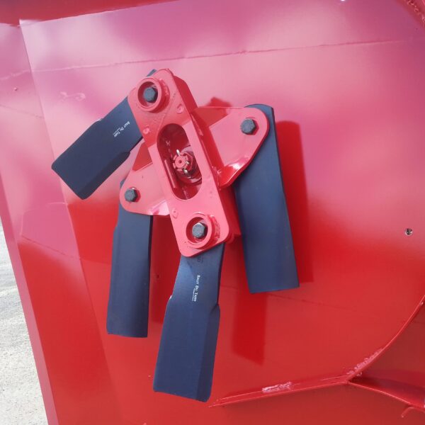 Détail des rotors du broyeur prairie GYRAX GP avec lames aspirantes, assurant une coupe nette et homogène de l’herbe