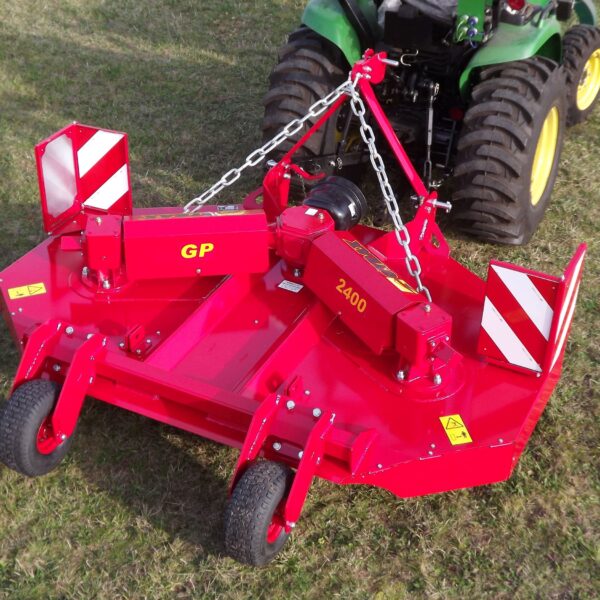 Vue arrière du broyeur prairie GYRAX GP montrant les roues de jauge et le réglage de hauteur de coupe pour un suivi précis du terrain