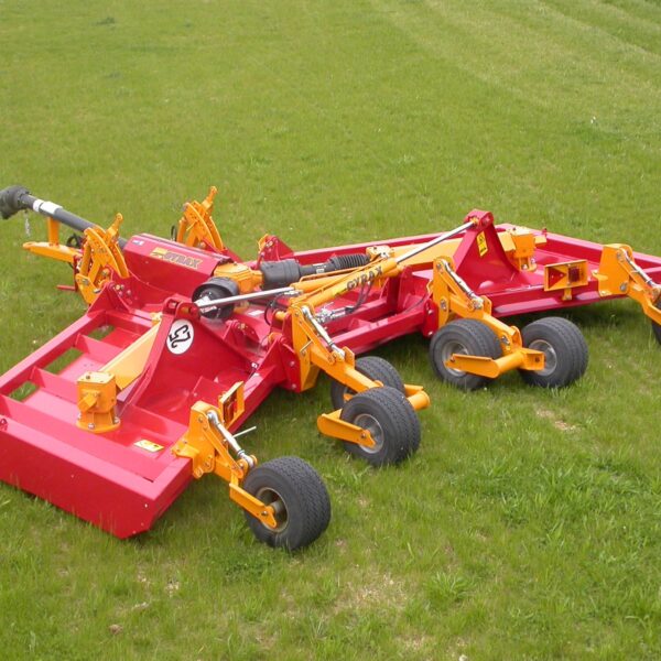 Broyeur prairie repliable GYRAX BHR en version traînée, déployé en largeur de travail sur prairie, équipé de plusieurs rotors à lames pour l’entretien des grands espaces.