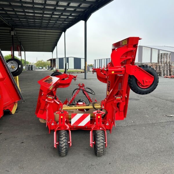 Broyeur prairie repliable GYRAX BHR en position repliée pour le transport routier, largeur compacte, châssis robuste et repliage hydraulique visible.