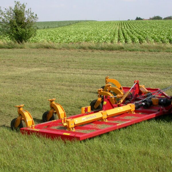 Broyeur prairie repliable GYRAX BHR attelé à un tracteur agricole, utilisé pour l’entretien des refus de pâturage sur grande surface herbagère.