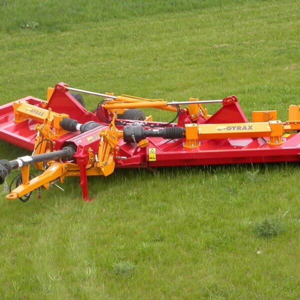 Détail du broyeur prairie repliable GYRAX BHR montrant le système de repliage hydraulique et l’articulation des éléments pour le suivi du terrain.