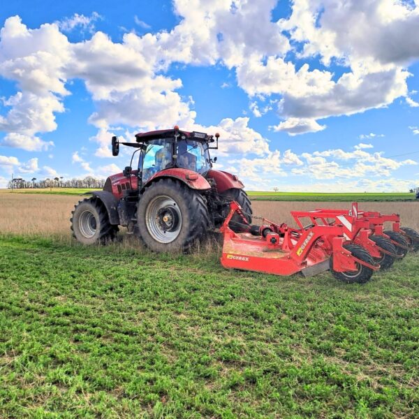 Broyeur multirotor Gyrax HD1 en position de travail pour broyage des refus de prairies