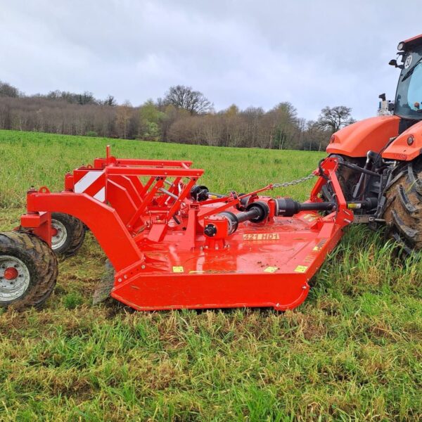 Broyeur prairie Gyrax HD1 attelé au tracteur avec transmission sécurisée par friction