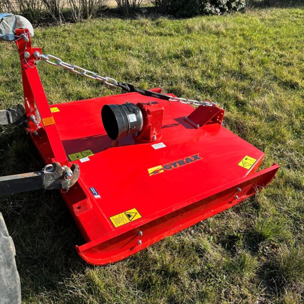 Broyeur à axe vertical GYRAX Plaisance équipé de lames ventilantes escamotables pour coupe régulière sur terrain irrégulier