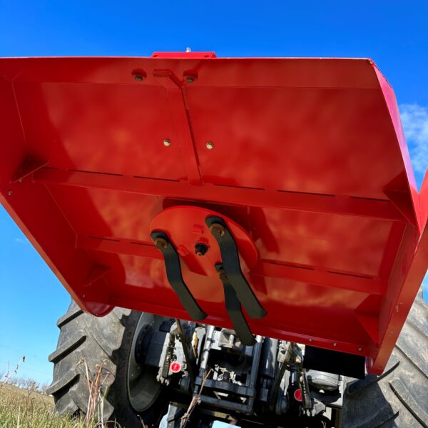 Détail du gyrobroyeur Gyrax Plaisance vue de dessous, montrant le rotor circulaire à lames escamotables et les patins de réglage