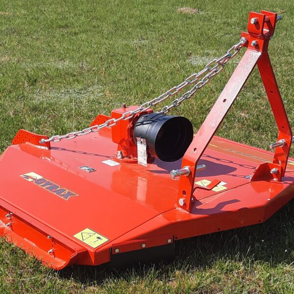 Broyeur prairie GYRAX dans une prairie, coupe régulière de l’herbe avec rotor dégageant.