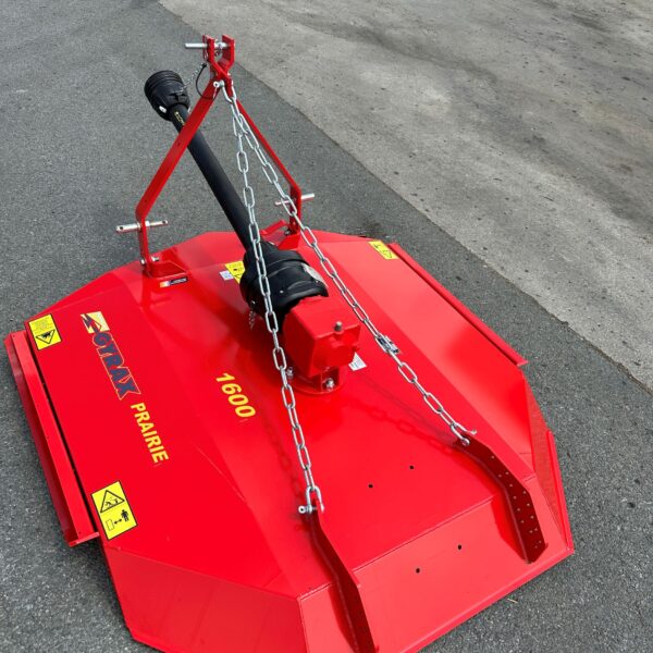 Broyeur prairie GYRAX, vue trois-quarts avant, équipé de 3 lames escamotables et d’un châssis renforcé.