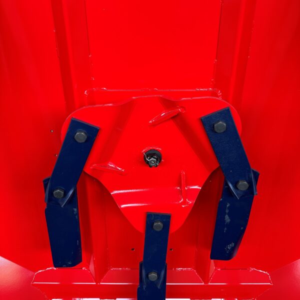 Détail du châssis nervuré 4 mm du broyeur prairie GYRAX avec bavette de protection avant en caoutchouc.