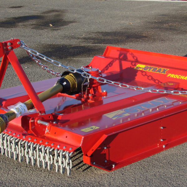 Gyrobroyeur à chaînes GYRAX avec rideau de chaînes avant limitant les projections lors du débroussaillage de ronces et végétation dense.