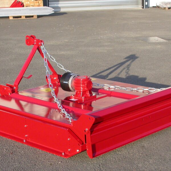 Vue arrière du gyrobroyeur GYRAX PRO-CHAÎNES avec volet arrière réglable deux positions pour maîtrise des projections et travail en marche arrière.