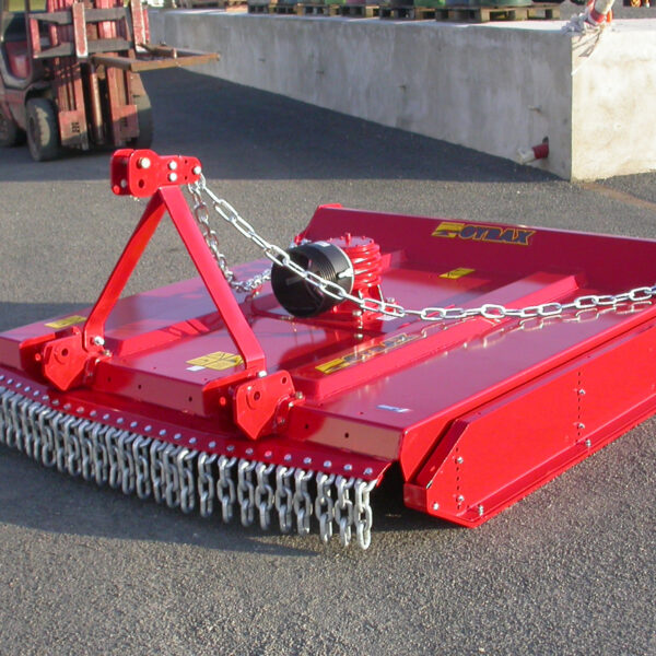 Vue latérale du gyrobroyeur à chaînes GYRAX PRO-CHAÎNES, châssis surblindé et largeur de travail adaptée aux chantiers exigeants.