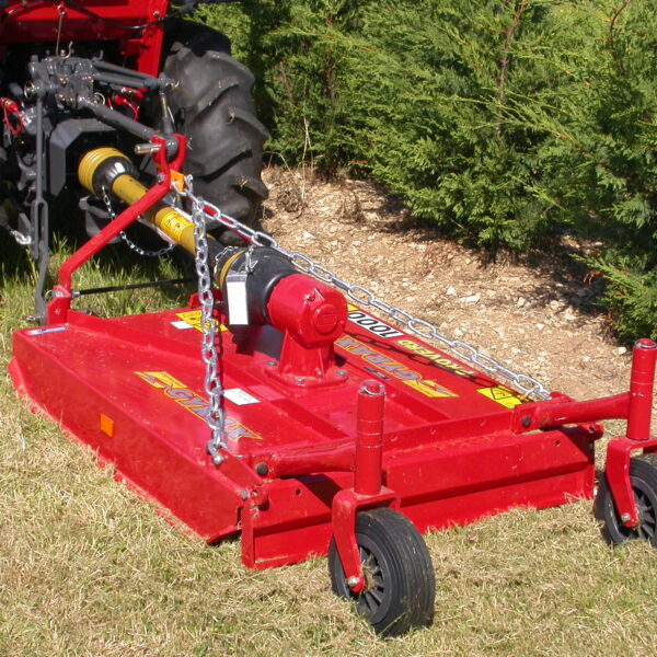 Tondeuse de finition GYRAX PROVERD rouge sur roues pivotantes, attelage 3 points et cardan, conçue pour broyer et disperser l’herbe.