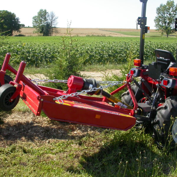 Broyeur sur roues GYRAX PROVERD avec rotor à disques et lames escamotables, pour une coupe régulière et un entretien propre des espaces verts.