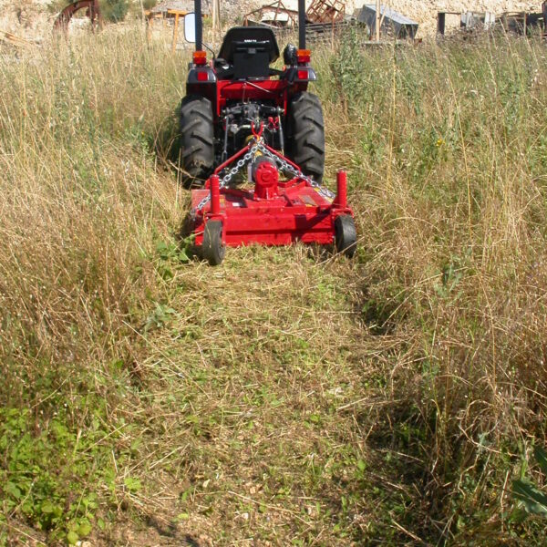 Broyeur PROVERD GYRAX avec attelage déportable et roues pivotantes, réglage de hauteur de coupe 4 à 14 cm, travail en manœuvres serrées.