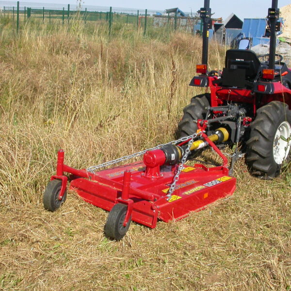 GYRAX PROVERD vue 3/4 : châssis renforcé, roues pivotantes et transmission par cardan, tonte/broyage d’herbe derrière tracteur.