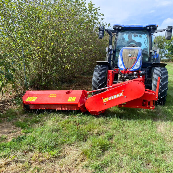 Rotobroyeur latéral RL GYRAX angle de travail -45 à +90 degrés, vue arriere avec la machine en action.