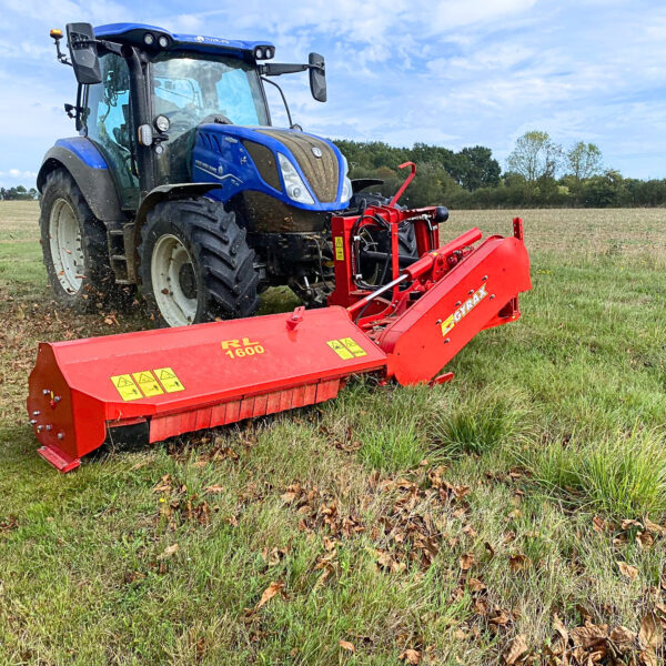Rotobroyeur latéral RL 1600 GYRAX attelé à l'avant d'un tracteur en action