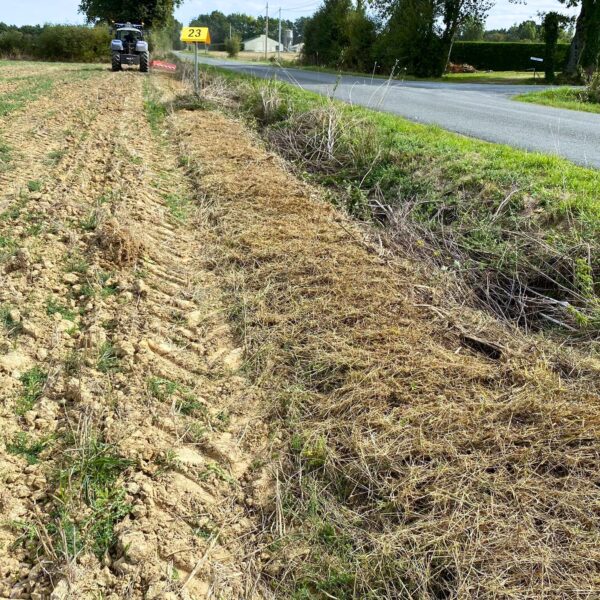 Résultat d'une coupe nette au bord d'une route réalisé par un broyeur RL1600 Gyrax