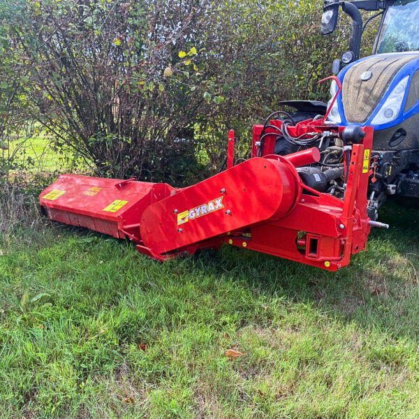Rotobroyeur latéral RL GYRAX, au travail le long d'une haie