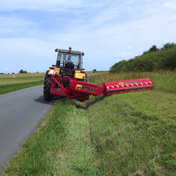 Rotobroyeur latéral grand déport RLX Gyrax en position de travail sur accotement