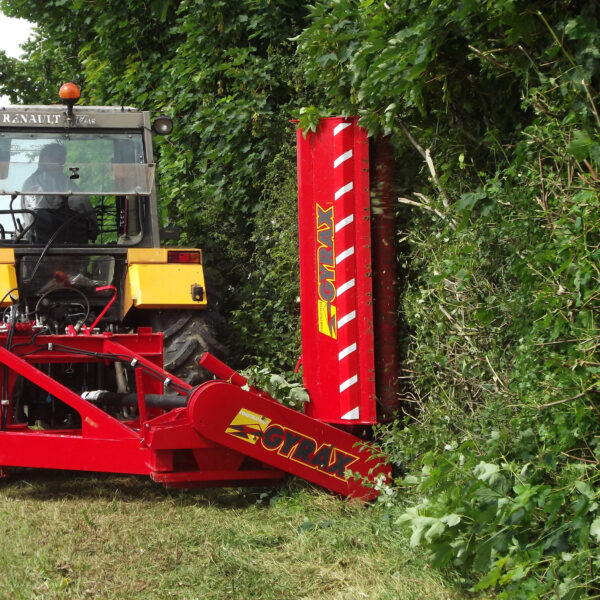 Rotobroyeur latéral RLX Gyrax broyage de talus avec tête inclinée