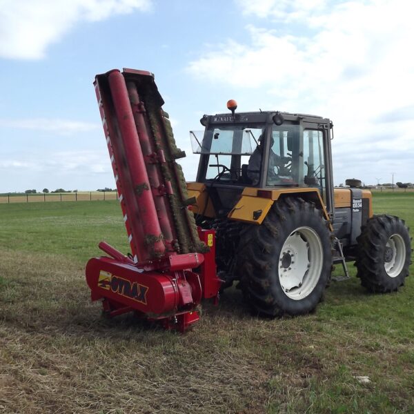 Rotobroyeur latéral RLX Gyrax en position replié pour le transport.