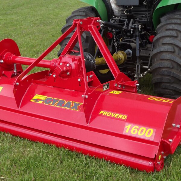 Tondofaucheuse en axe horizontal de marque Gyrax, modèle 1600 Proverd, Attelé derrière un mini tracteur, vue 3/4 arrière droit.