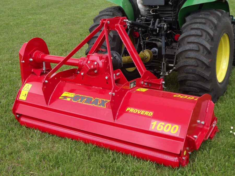 Tondofaucheuse en axe horizontal de marque Gyrax, modèle 1600 Proverd, Attelé derrière un mini tracteur, vue 3/4 arrière droit.