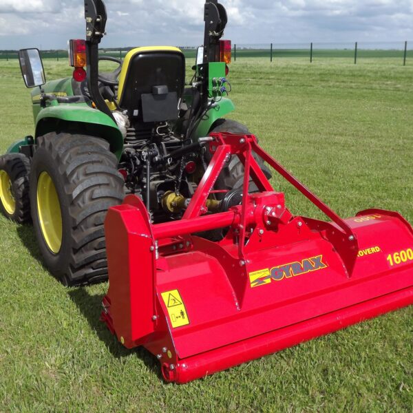 Tondofaucheuse en axe horizontal de marque Gyrax, modèle 1600 Proverd, Attelé derrière un mini tracteur, vue 3/4 arrière