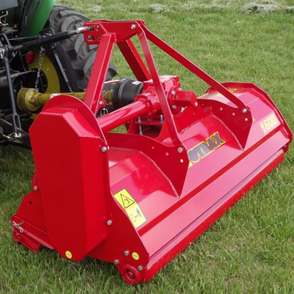 Tondofaucheuse en axe horizontal de marque Gyrax, modèle 1600 Proverd, Attelé derrière un mini tracteur, vue latérale