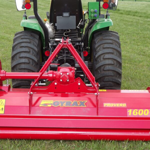 Tondofaucheuse en axe horizontal de marque Gyrax, modèle 1600 Proverd, Attelé derrière un mini tracteur, vue arriere