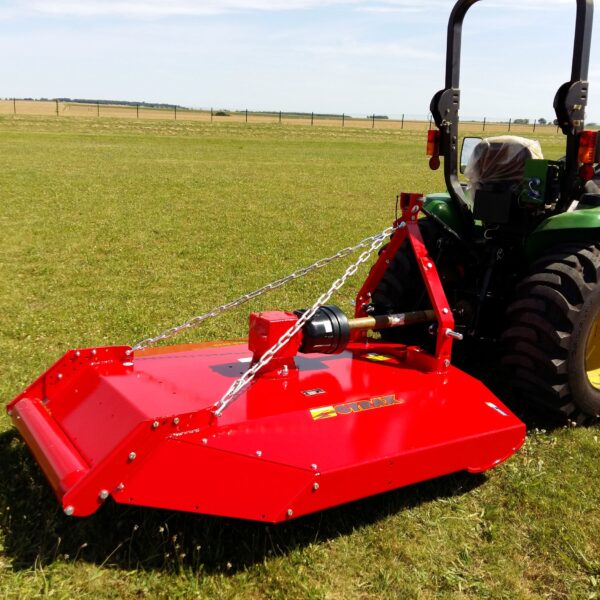 Broyeurs vigne et verger Gyrax VV; attelé à l'arrière d'un micro tracteur dans une prairie